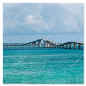 透明度の高い海と白砂のビーチ