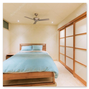 障子のある寝室と落ち着いた寝具