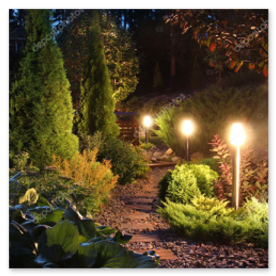 行灯が灯る庭の小径