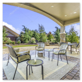 庭のベンチと朝のコーヒー