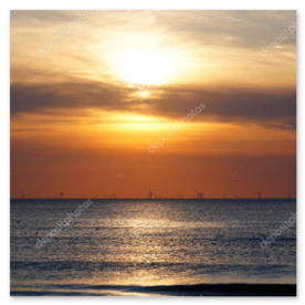 燃えるような夕焼けと水平線