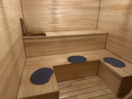 柄杓でストーンに水をかけ蒸気が立ちのぼる様子