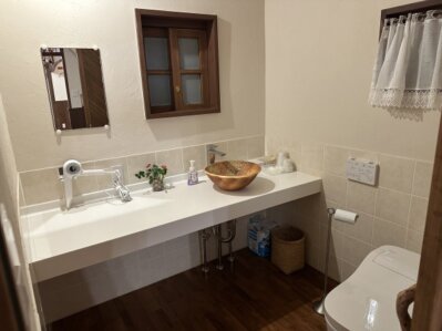 桶とタオルでベンチを拭き上げるイメージ