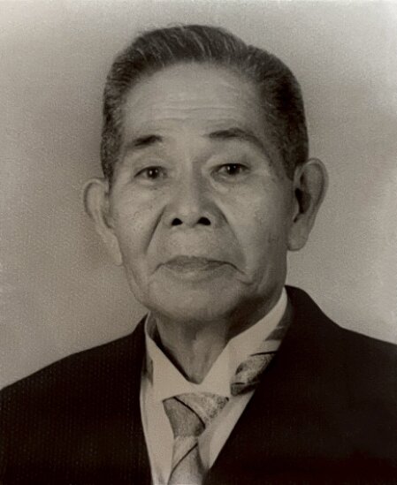 庭先に立つオーナーの穏やかなポートレート